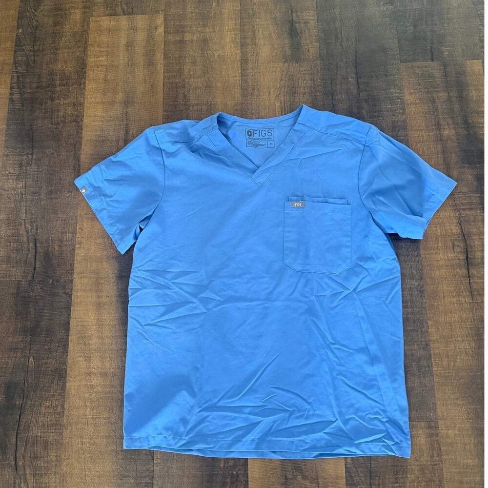 FIGS Leon Three-Pocket Scrub Top Men's Medium Ceil Blue Medical Uniform